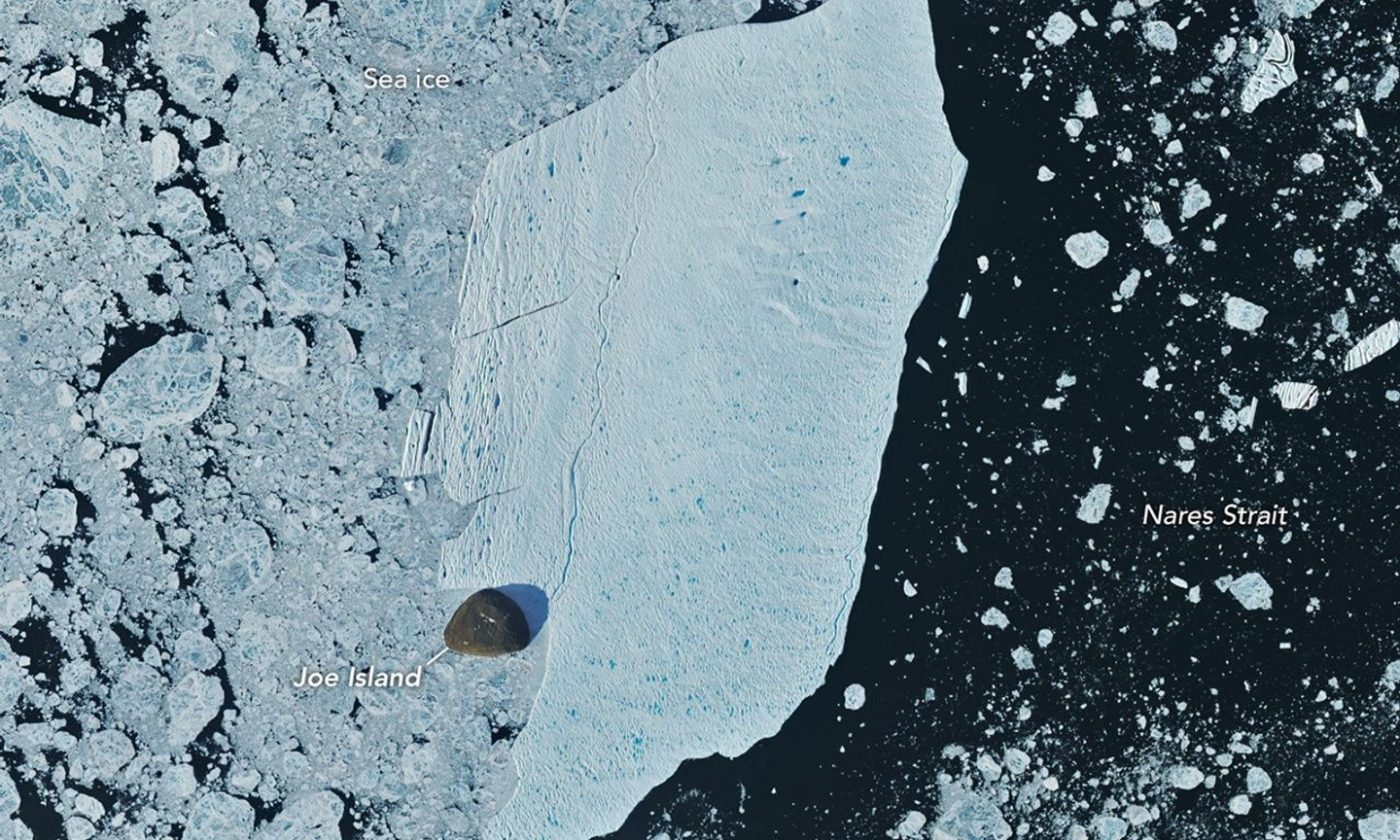 Groenland : Une île de glace de 76 km² du glacier Petermann heurte Joe Island